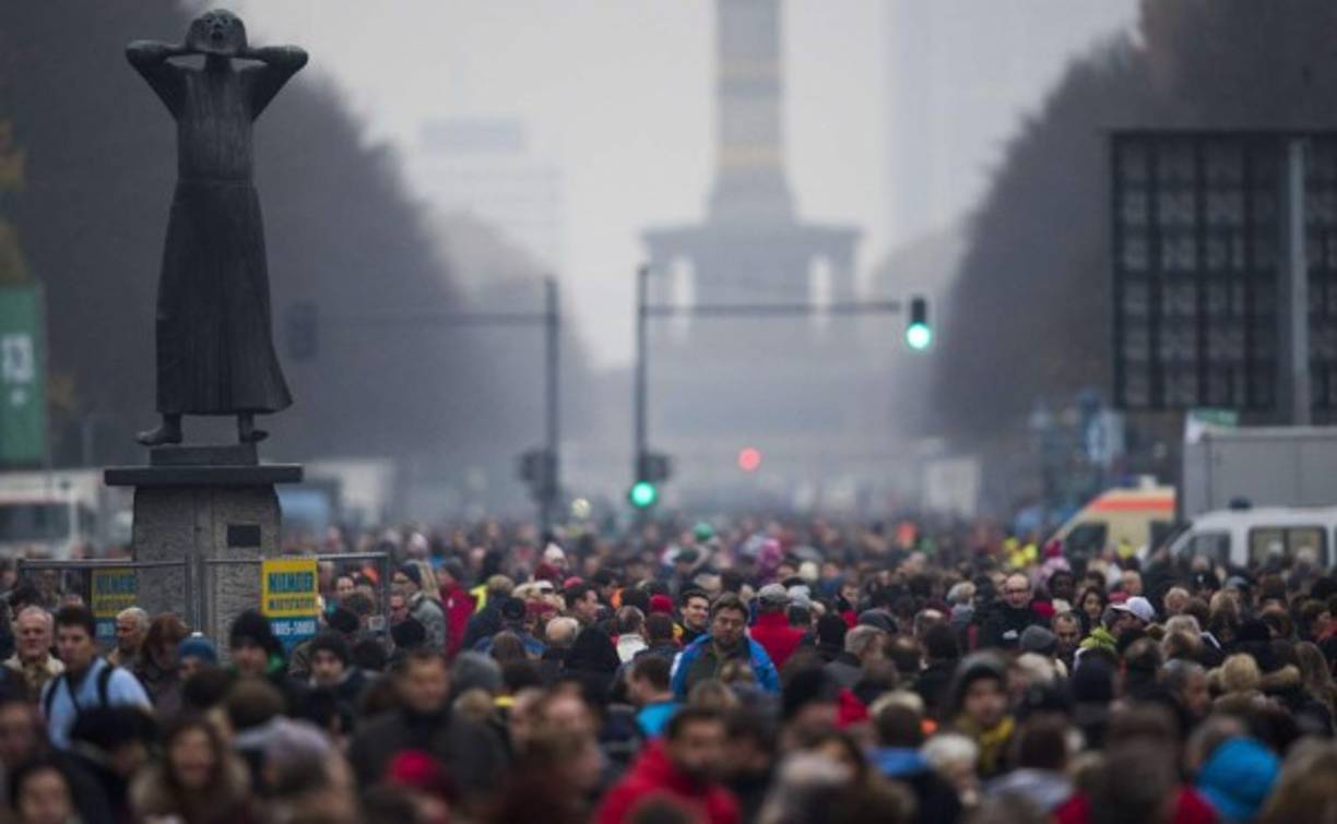 Miles de personas y visitantes celebraron los 25 años de la caída de Berlín.