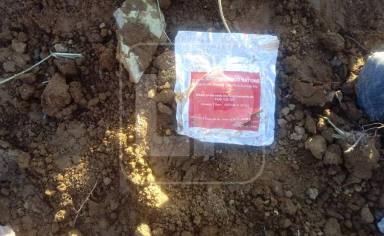 Minutos después de darse a conocer la noticia, las autoridades compartieron las primeras imágenes que se tomaron al llegar al lugar. Esta fotografía muestra un kit en caso de un accidente.