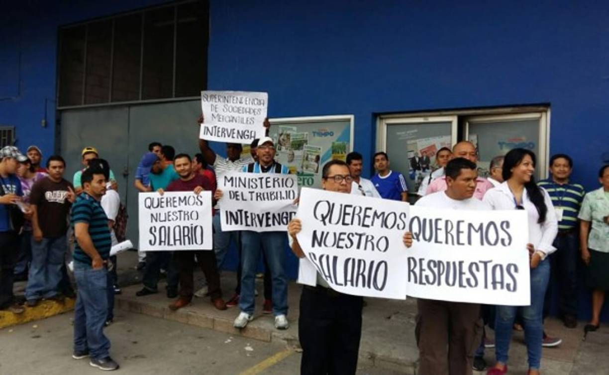 Periodistas, camarógrafos y empleados de producción de diario Tiempo durante la protesta en San Pedro Sula en la que reclaman pago de salarios.