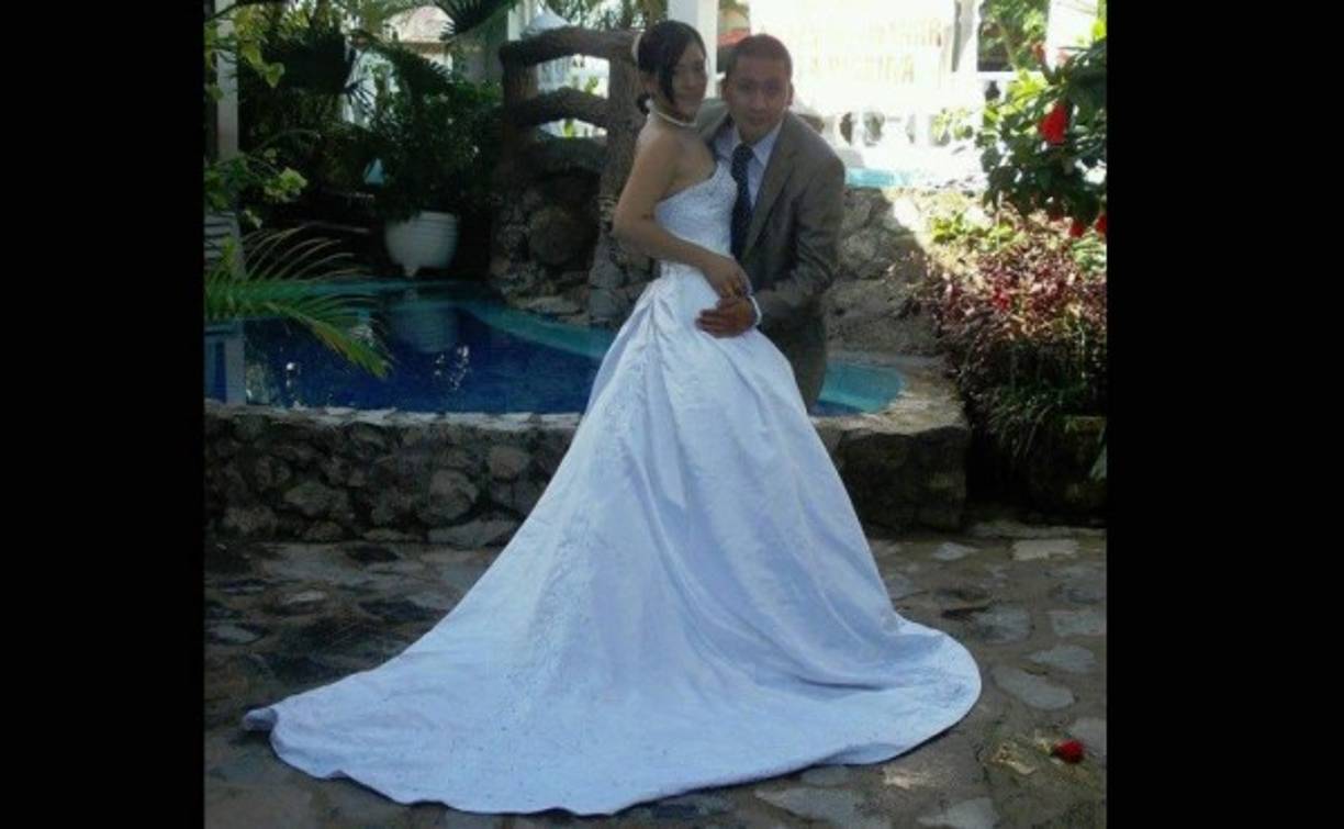 'Nos conocimos en Barcelona. Salimos como amigos, dejamos de vernos 4 años, pero luego me buscó. Me invitó al cine, a la disco y a montar bicicleta. Me mostró su amor al viajar a Honduras a conocer a mi familia. Es ecuatoriano y es mí el mejor hombre. Nos casamos. -Zepi Erika