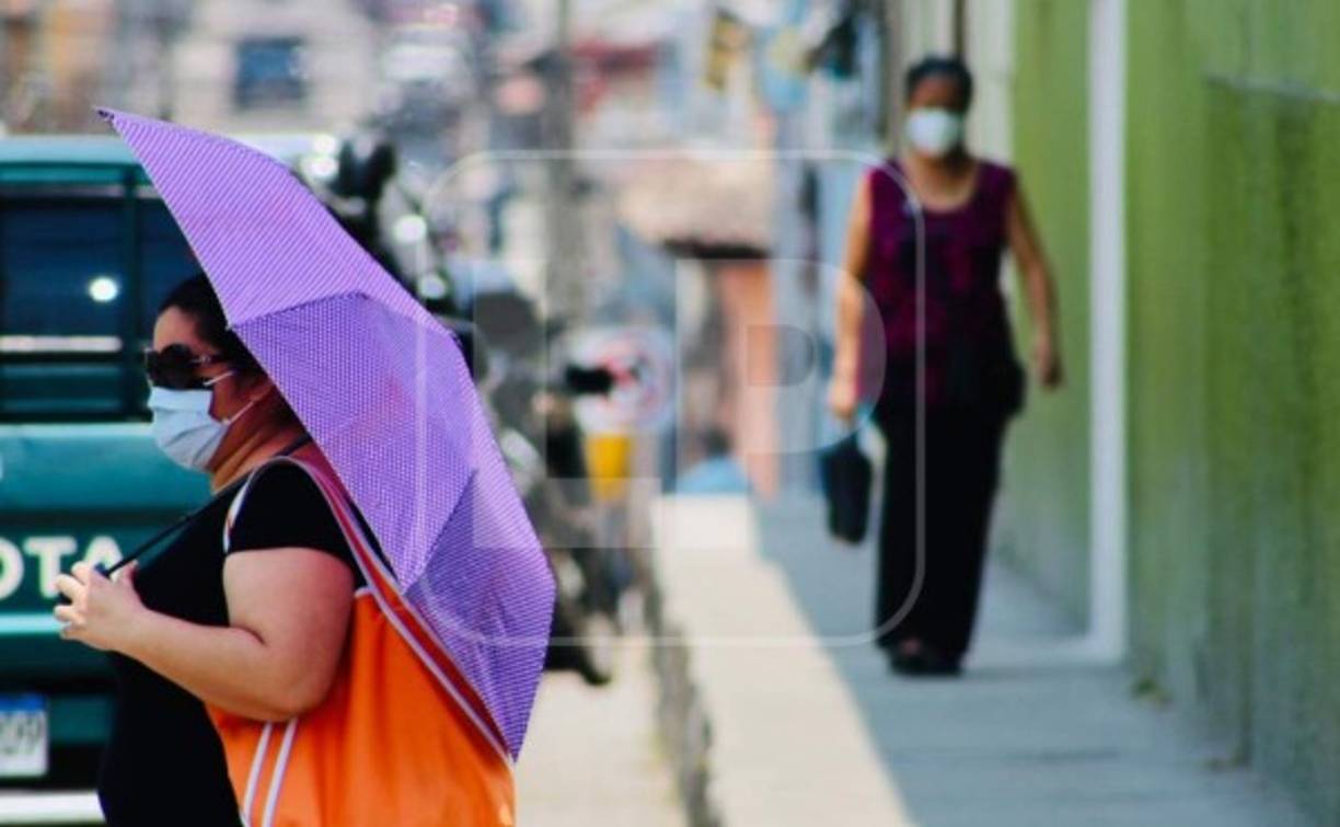 Calle frente a la Municipalidad de Santa Rosa. Muchas personas sí están cumpliendo con el uso obligatorio de mascarilla, sin embargo, los médicos dijeron que han visto casos de personas hasta reunidas en un campo para jugar fútbol.