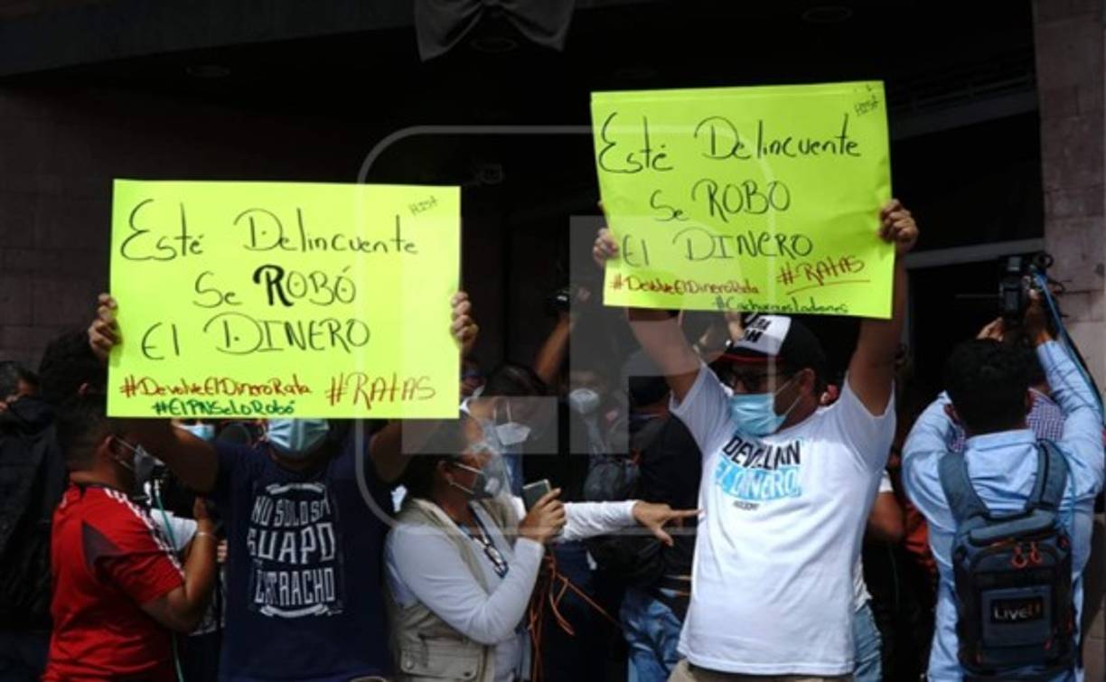 '¡Dónde está el dinero, ladrón, decinos dónde está el dinero, asesino!', gritaban en las afueras de la Atic.