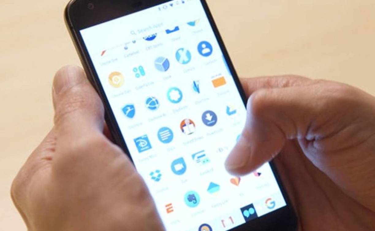 #2. Lo sostienes con una mano, pero trabajas con el pulgar de la otra<br/><br/>Esta forma indica sabiduría, la capacidad para calcular tus acciones por adelantado. Eres intuitivo, razonable, y muchos te consideran una persona prudente.<br/><br/>En el amor la historia podría ser diferente. En ocasiones puedes tomar decisiones sin pensar y esto puede perjudicar tus relaciones interpersonales, debido a que con frecuencia no te das el tiempo necesario para tomar las decisiones como corresponde.