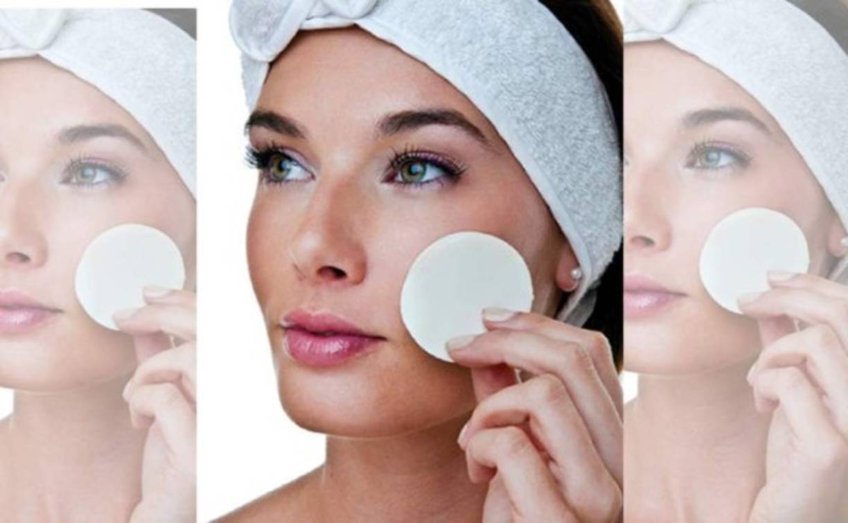 Si desea unificar el tono de su cutis y conseguir un aspecto más joven y hermoso use una mascarilla a base de manzanilla y miel. Añada a una infusión de manzanilla una cucharada de miel y aplique la mezcla resultante sobre el rostro, dejando que penetre bien en la piel durante al menos 15 minutos. Retire con agua tibia.