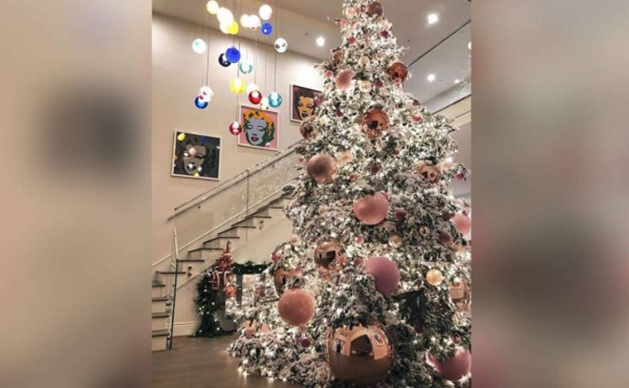 Aunque Kylie y el resto del clan Kardashian-Jenner se han mantenido en silencio sobre su embarazo, según sus seguidores la estrella ha dado 'pistas' sobre el sexo de su bebé.