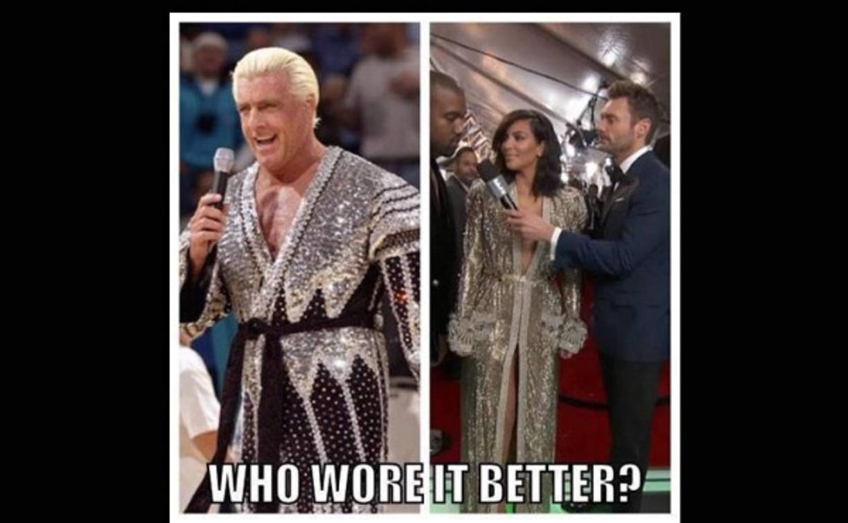 Tampoco Kim Kardashian se salvó de los memes. Su atuendo fue digno de un ring.