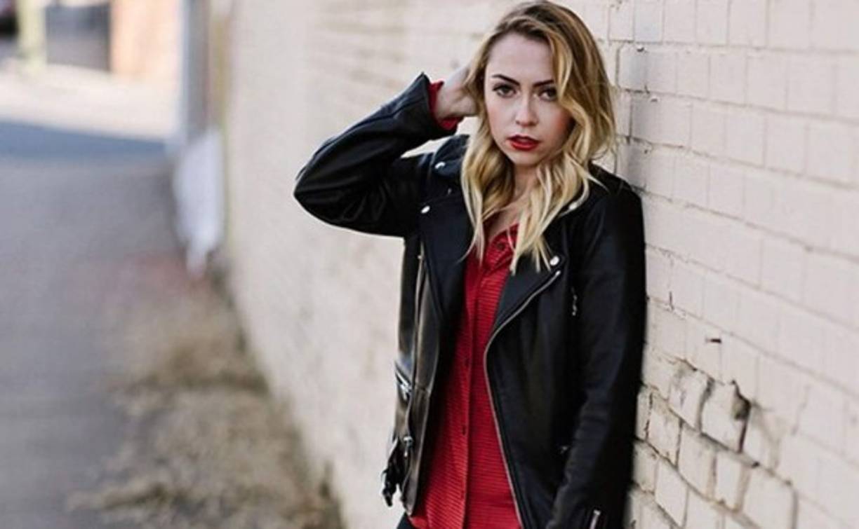 En su cuenta personal de Instagram podemos ver cómo esporádicamente acude a presentaciones, ceremonias y alguna que otra fiesta con su hermana pequeña pero su estilo es completamente diferente.