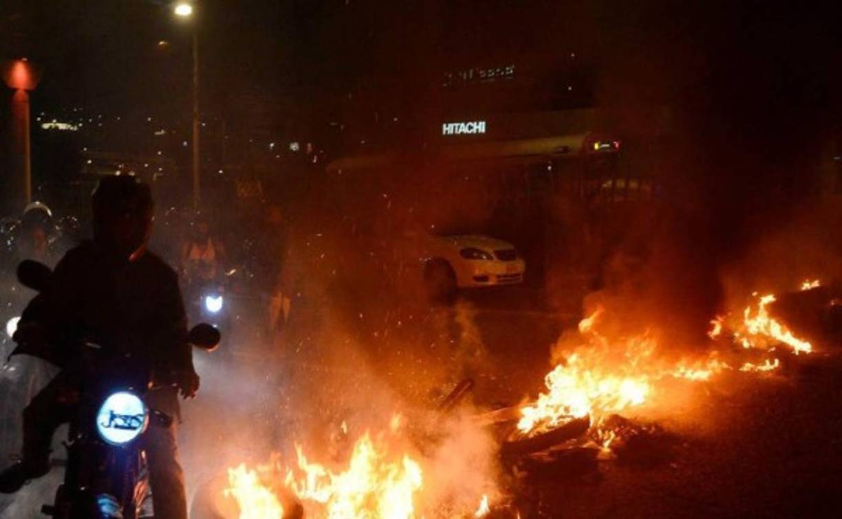 Toma de carreteras, caos vehicular y saqueos a negocios se registraron ayer por la tarde y noche en diferentes puntos de Honduras, y en particular, en Tegucigalpa.