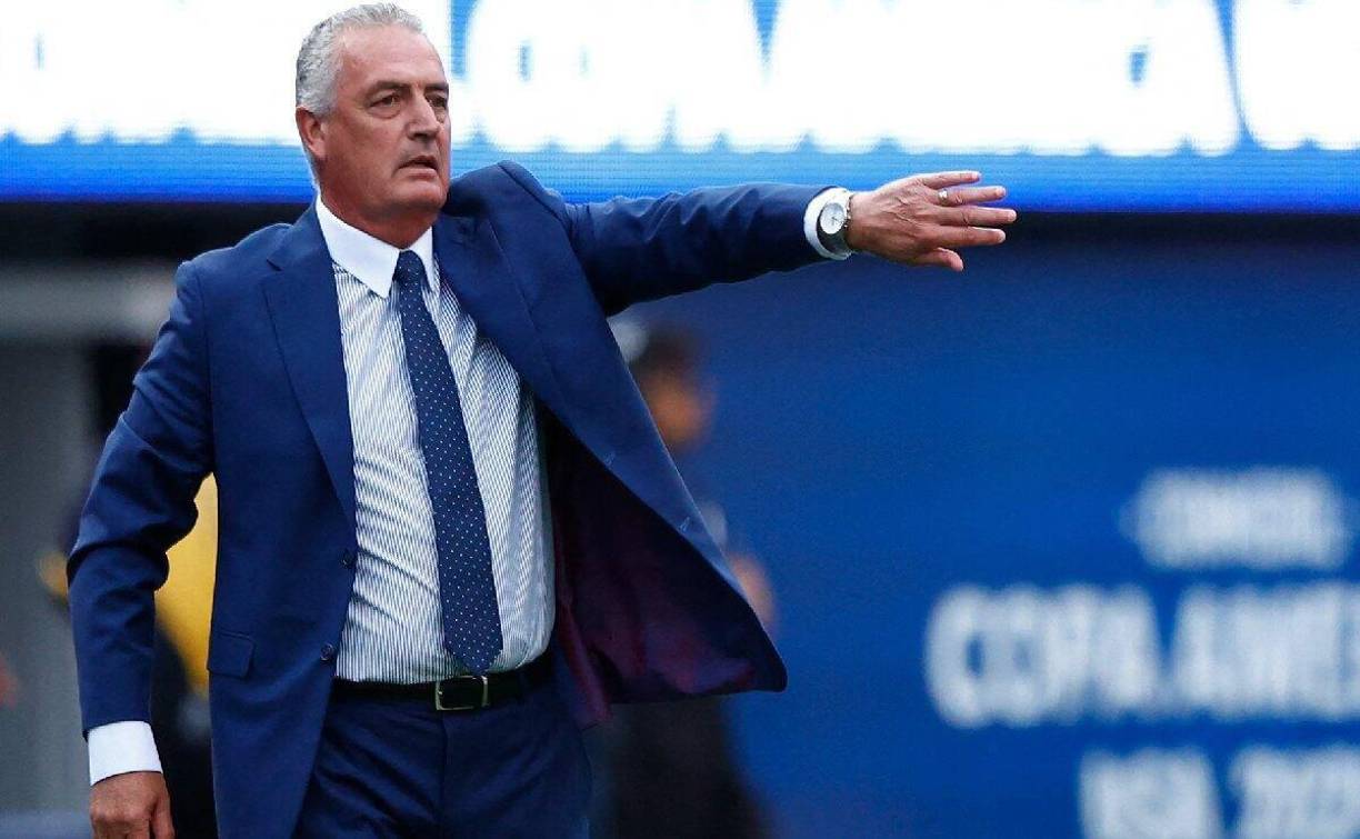 El dirigente también señaló que en estas dos semanas no se han referido sobre este tema porque todo es un rumor, también indicó que la comunicación tanto con el agente de Alfaro como con el seleccionador es transparente. 