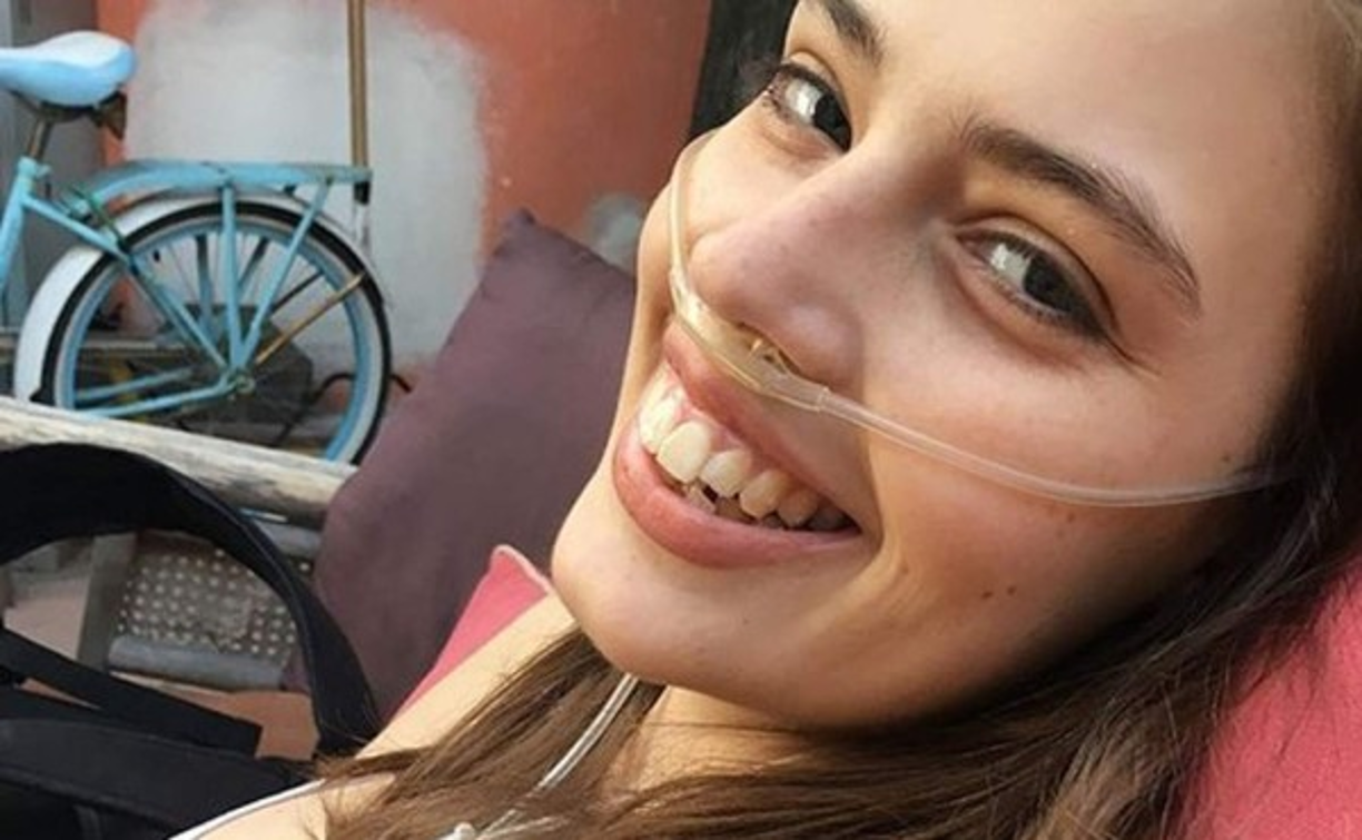 Ella hablaba con tanta naturalidad de su enfermedad crónica. Desde que se dio cuenta de su enfermedad, Claire comenzó a contar las luchas que vivía y como no rendirse. Las redes sociales para ellas fueron un canal para instruir a otros que sufren su misma enfermedad.