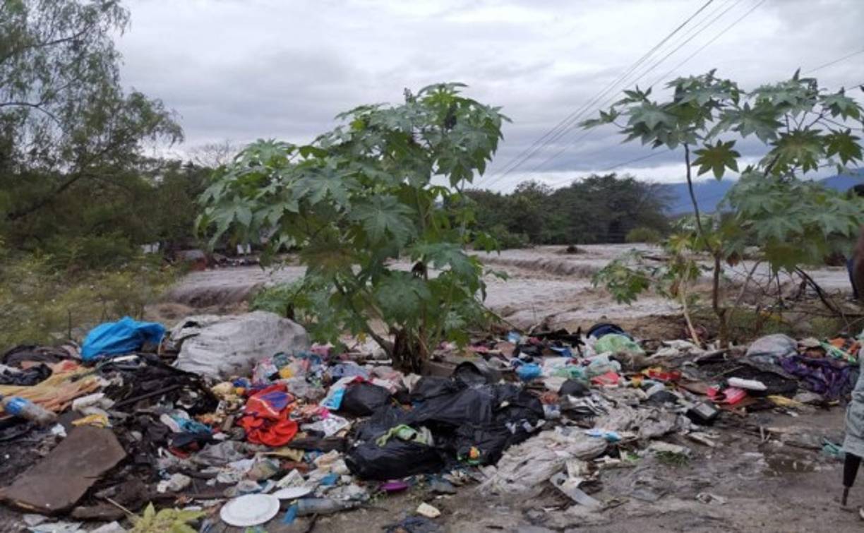 Varios de los sampedranos tuvieron que sacar sus pertenencias de las casas debido a la tormenta.