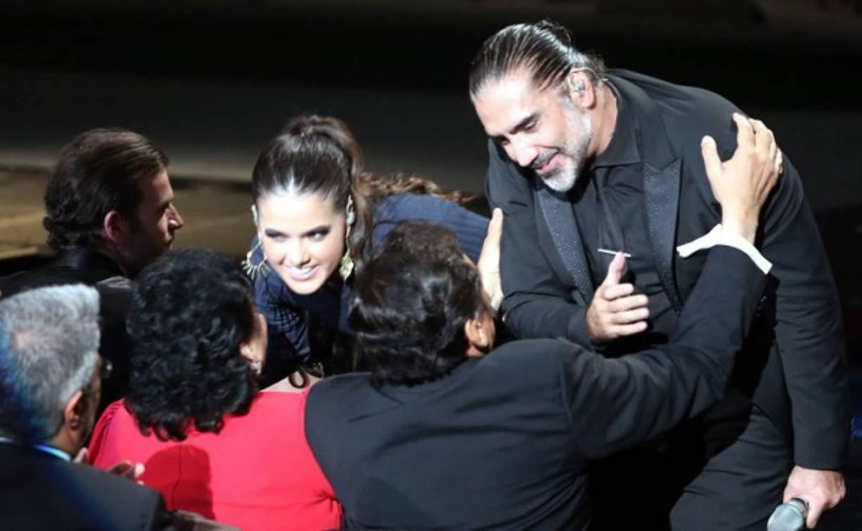 El último en cantar fue Alejandro Fernández, quien hizo un popurrí de ocho de sus temas los cuales han musicalizado el mismo número de melodramas.<br/><br/>'El Potrillo' cerró con 'Hoy Tengo Ganas de Ti', de 'La Tempestad', el cual interpretó acompañado de su hija Camila, como lo ha hecho en sus últimos conciertos.<br/>