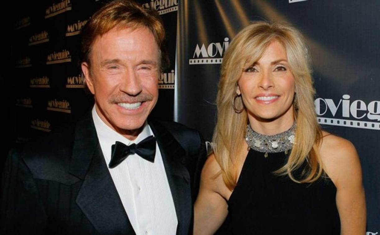 Este elemento químico (gadolinium) habitual en los materiales de contrastes que se usan en las resonancias magnéticas es, según Norris, el responsable de la enfermedad que sufre su mujer.<br/><br/>Según los médicos, Gena sufrió daños en el sistema nervioso y renal, lo que hace que sienta el cuerpo ardiendo todo el tiempo.<br/>