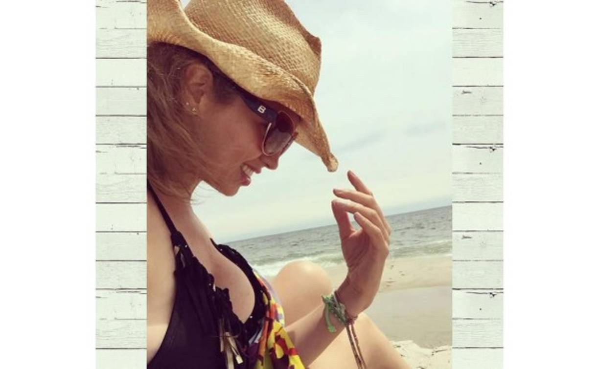 Thalía disfrutando de la playa.