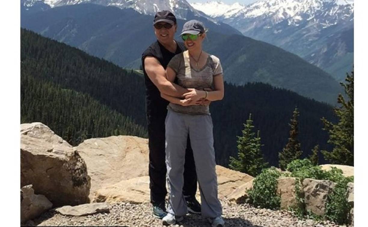 Thalía con Tommy en en el bosque.