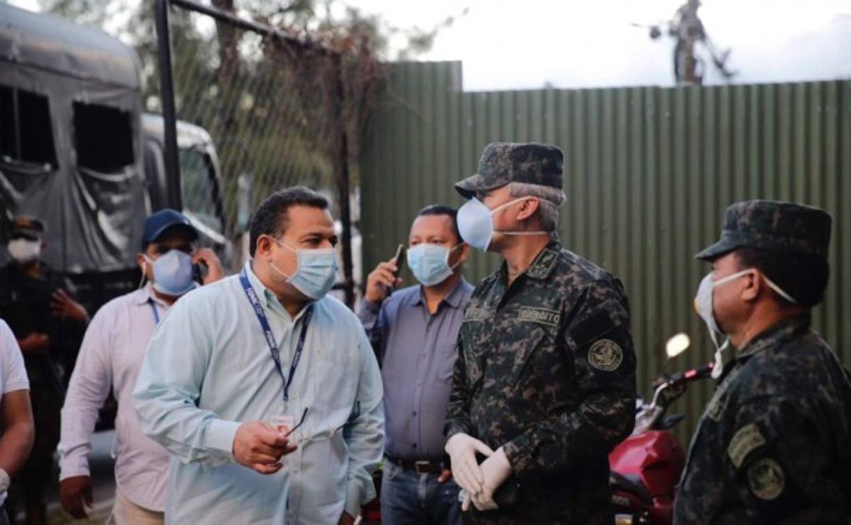 Miembros de la Fonac y la máximas autoridades de las Fuerzas Armadas de Hondurasse encargaron de dirigir la distribución.