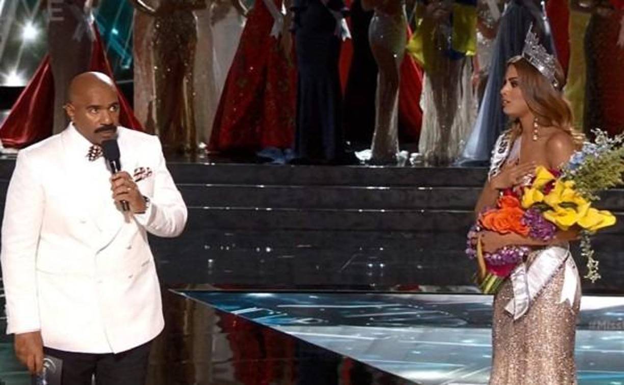 Seguramente recuerdas esta polémica, y es que además de tener pocos años de que sucedió, dio la vuelta al mundo. Durante la emisión de Miss Universo 2015, los televidentes tenían toda la atención en el famoso presentador Steve Harvey, quien cometería un error fatal al momento de dar el resultado final de la competencia.