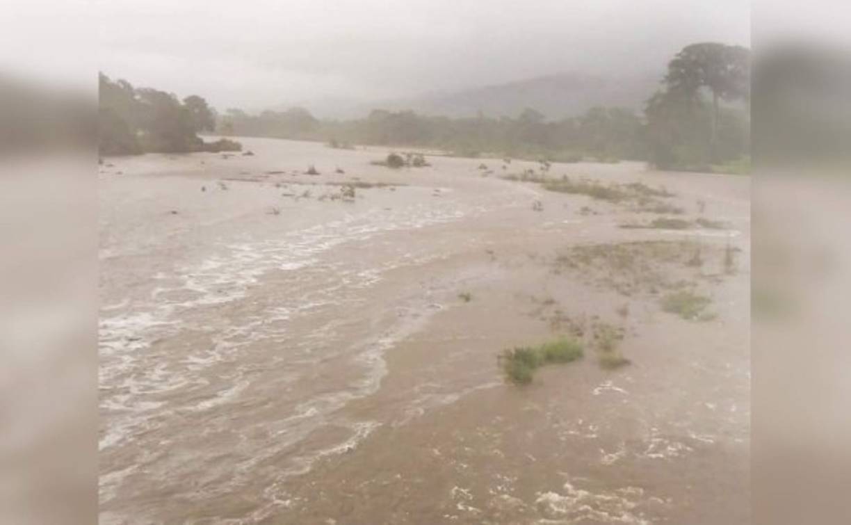 En La Ceiba, el temporal no dejó mayores daños, más que calles inundadas y el transporte marítimo hacia Islas de la Bahía suspendido por el fuerte oleaje del mar Caribe, al igual que el aéreo por la escasa visibilidad.