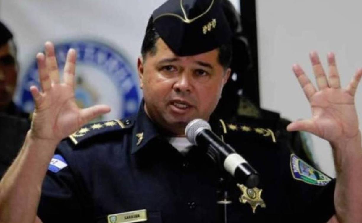 Antes de salir del país dijo estar indefenso tras haber capturado a seis narcotraficantes, hacer grandes decomisos de droga y haber destruido tres narcolaboratorios.