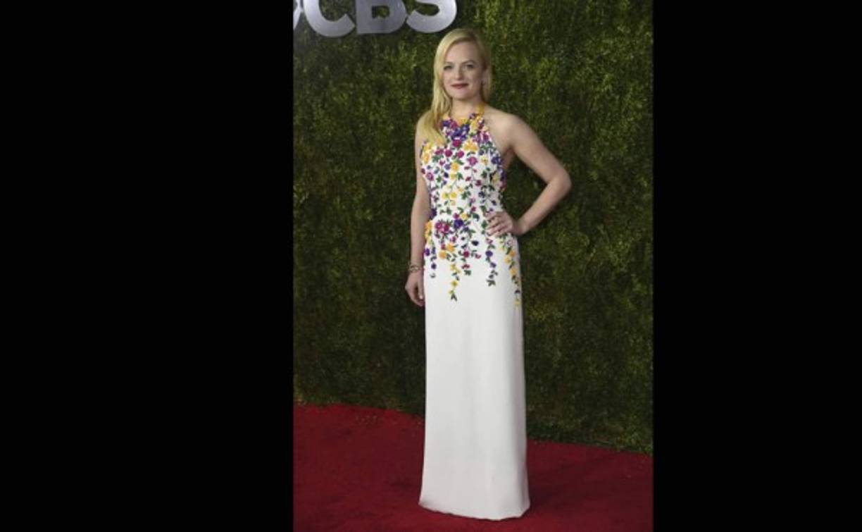Elisabeth Moss. Su 'look': Vestido blanco con estampado floral multicolor, de Oscar de la Renta.