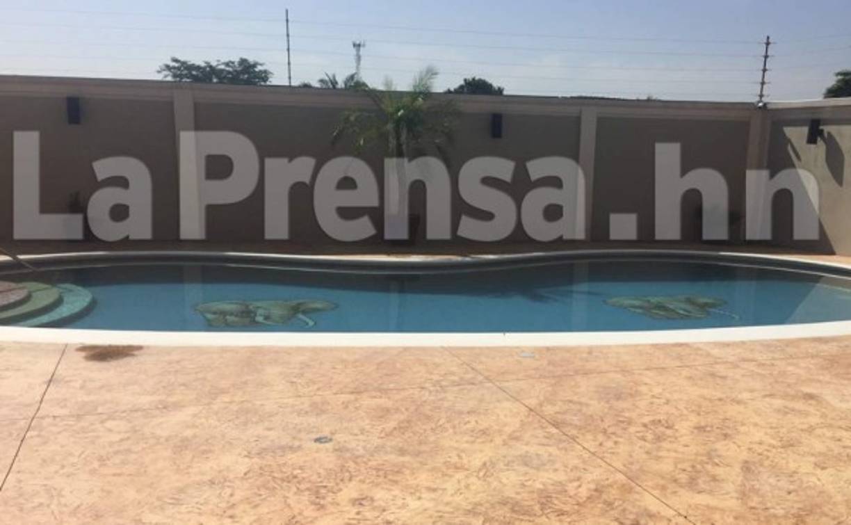 Una bonita piscina forma parte de la vivienda allanada la mañana de este viernes en San Pedro Sula.