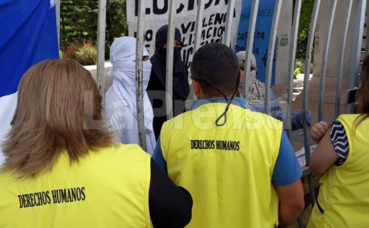 Observadores de los Derechos Humanos llegaron a presenciar la toma.