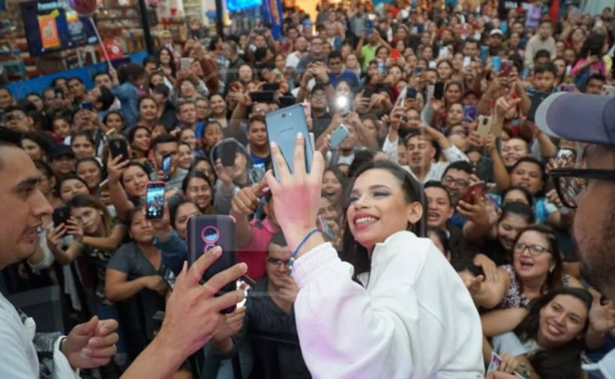 La hondureña Angie Flores mimo a su público cantando durante la firma de autógrafos programada este 29 de febrero en un centro comercial de San Pedro Sula.