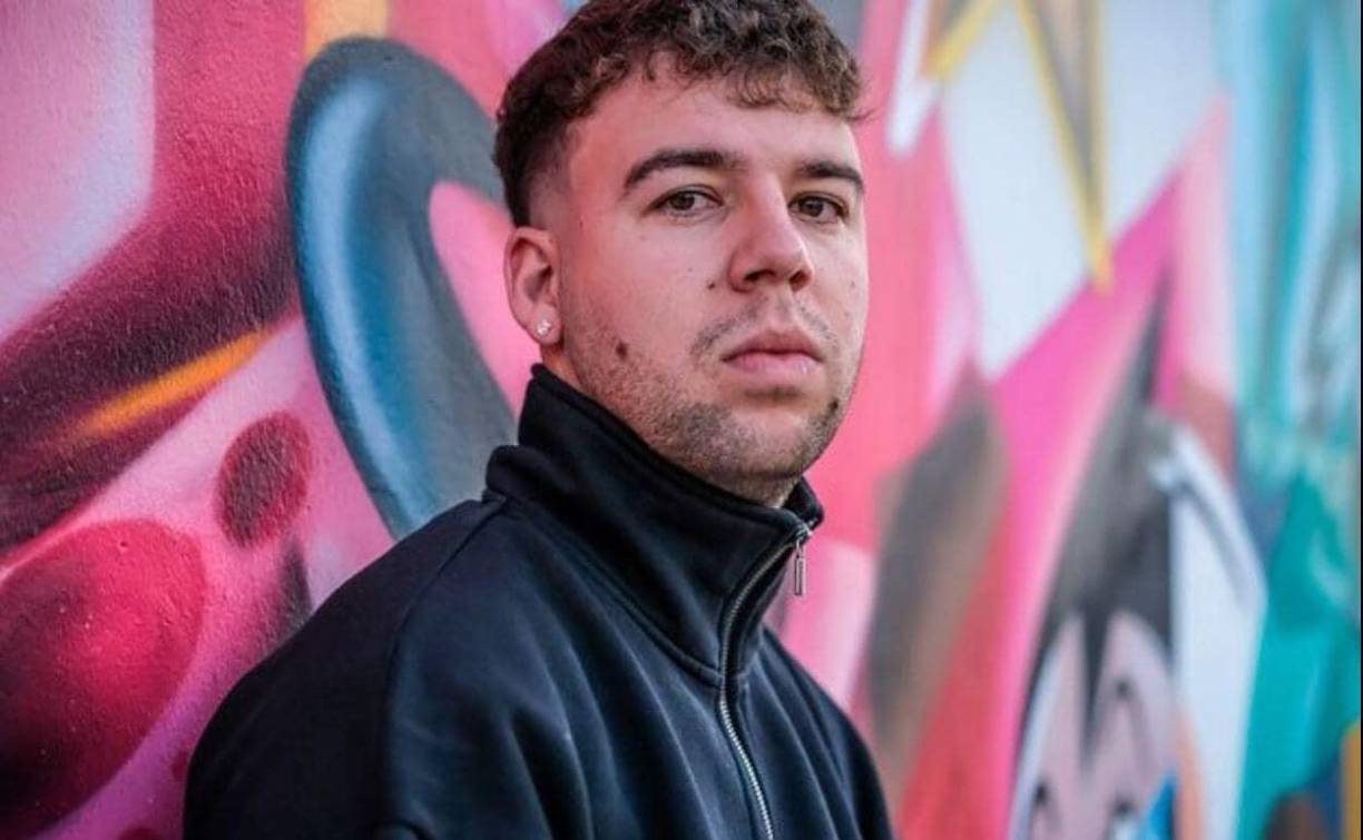 ‘Buenas noches’ debería haberse lanzado en realidad hace unas semanas, en la madrugada del 8 de noviembre, pero se pospuso por las consecuencias de la dana en el este y sur del país. “Ni creo, ni siento que sea el momento de sacar música. Hoy es momento de ayudar, apoyar y tener la mente con los afectados”, explicó en su cuenta de X.