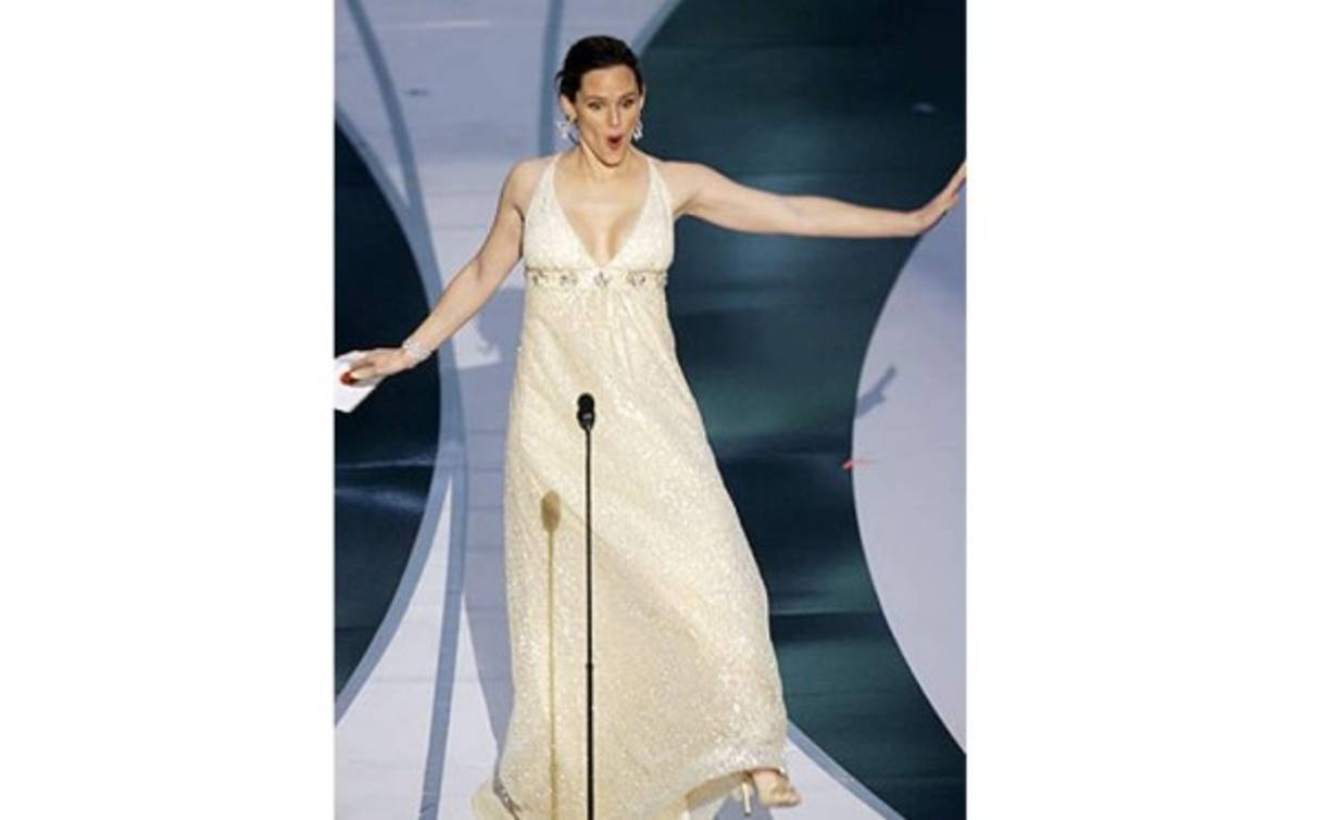 Tampoco Jennifer Garner se salva. La pobre esposa de Ben Affleck apenas pudo sostenerse en esta entrega de premios.