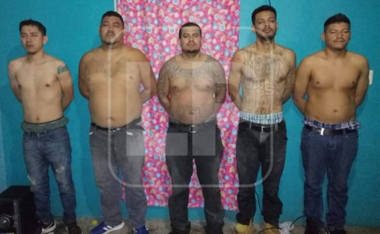 Los cinco supuestos mareros fueron capturados en la colonia San Isidro de El Merendón, pero los vecinos del sector impiden que la Policía se los lleve.