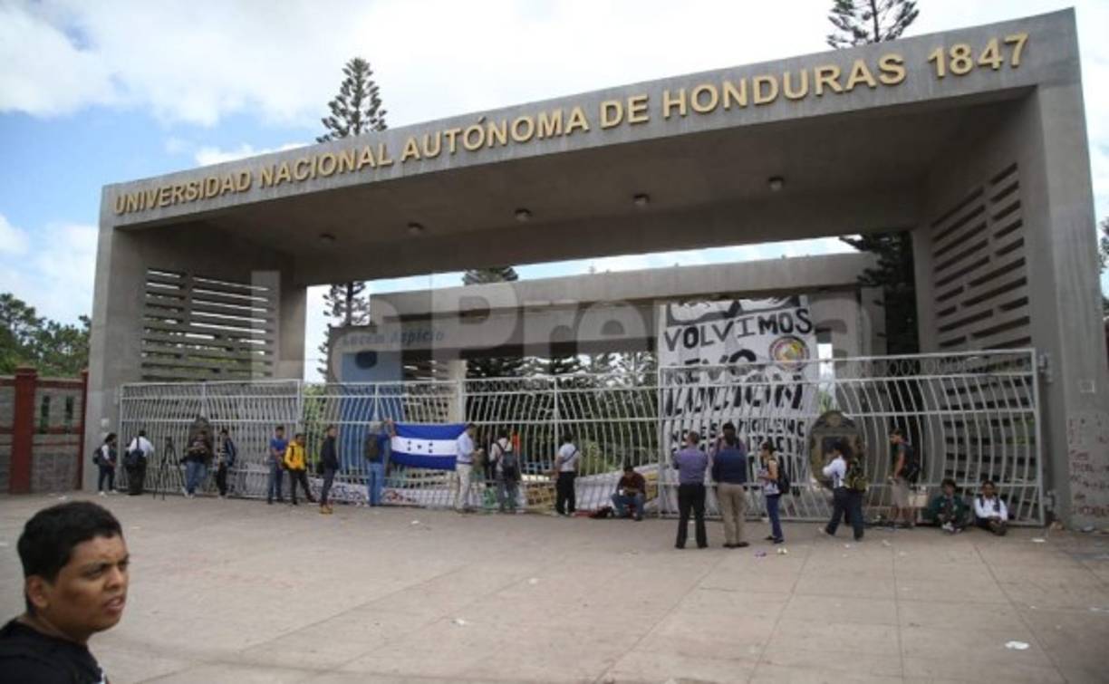 Un grupo de al menos 25 estudiantes se tomaron las instalaciones desde las 5:00 am.
