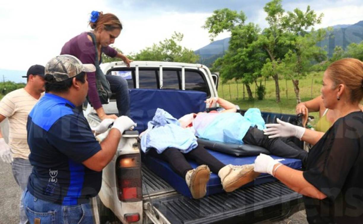 Los familiares de los heridos fueron transportados en pailas de carros.