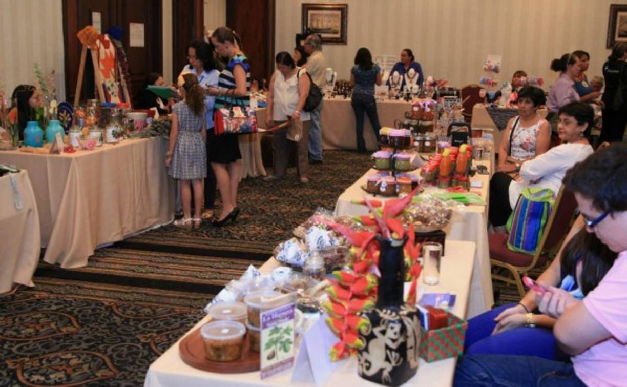 Variedad de artesanías, pinturas, joyería y hasta recetas gurmé fueron ofrecidas a los sampedranos.