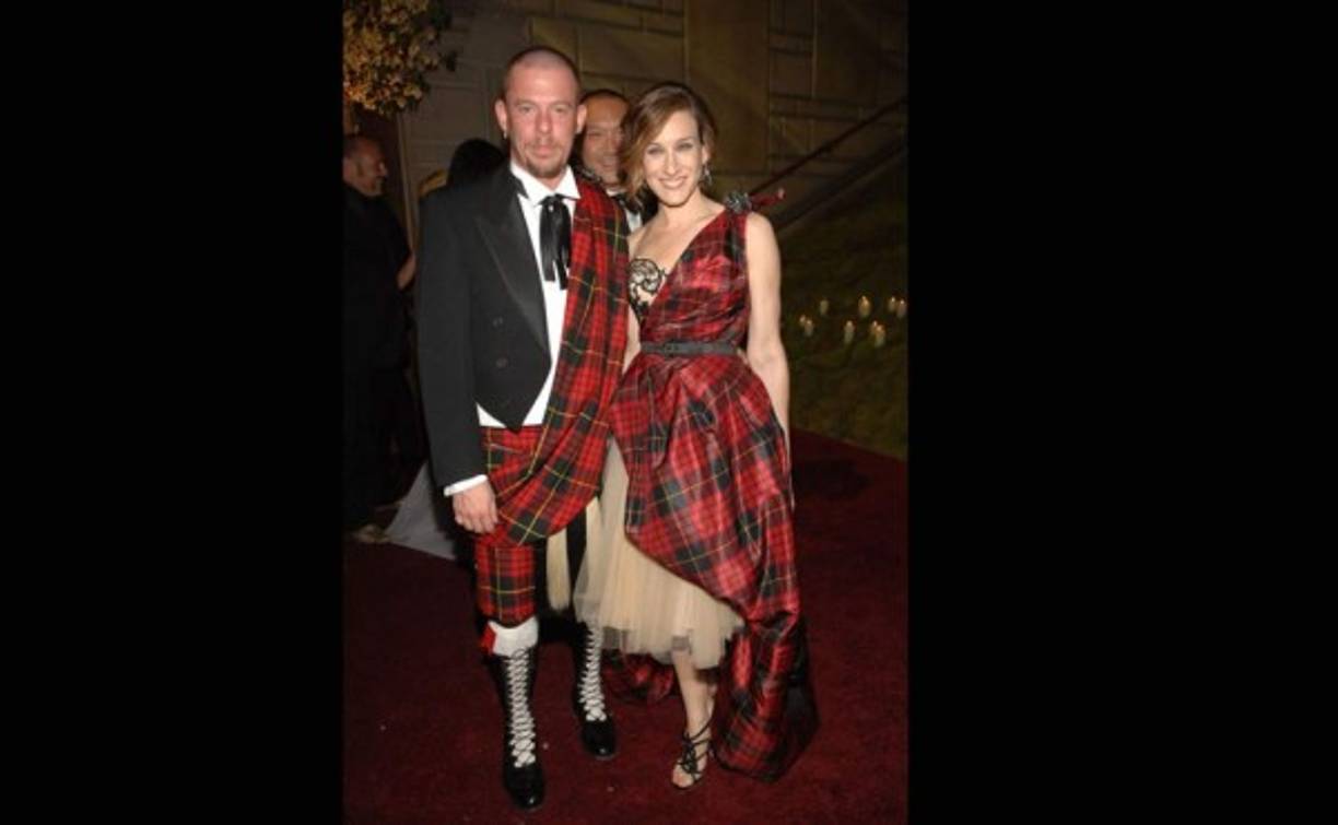 Con Alexander McQueen en el Met Costume Institute Gala en mayo de 2006.