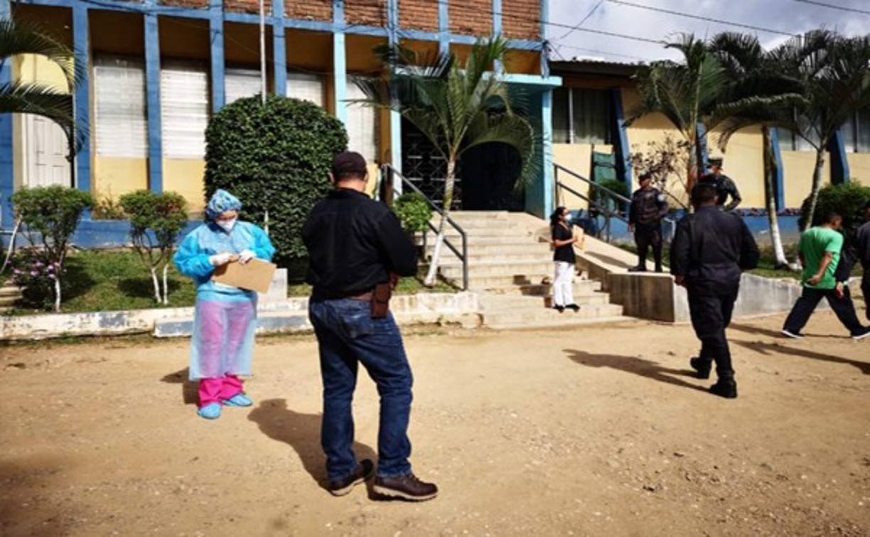 Equipo fiscal y forense revisa las condiciones de higiene y salubridad, así como medidas de bioseguridad para la prevención del COVID-19 en el centro penal de Danlí, El Paraíso.
