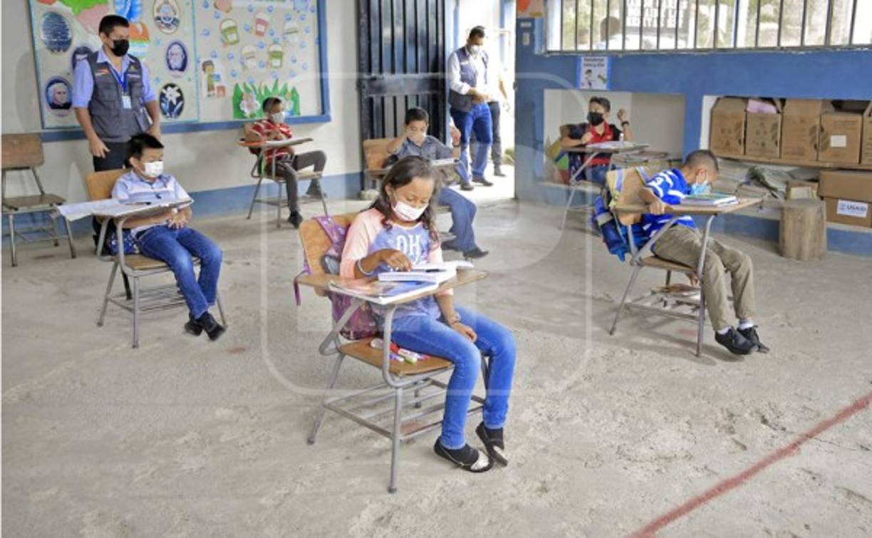 La necesidad de continuar con el proceso de enseñanza-aprendizaje se convirtió en una prioridad en Ocotepeque, en el occidente del país, adonde sus 16 municipios abrieron de nuevo las escuelas y se sigue un proceso de retorno seguro a clases.A pesar de los riesgos, impartir clases en las aulas se convirtió en un reto que asumieron docentes, autoridades educativas, pobladores y autoridades locales en todo el departamento, adonde se emplean creativas medidas para reducir riesgos.<br/>