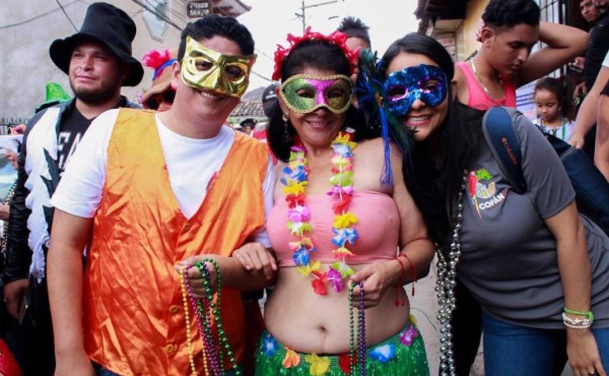 Los copanecos adornaron el desfile con trajes coloridos y máscaras.