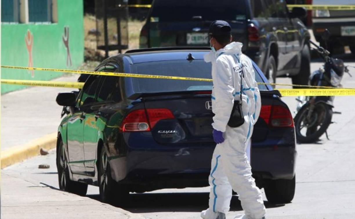 Edwin, un licenciado en Finanzas y con una maestría, se quedó sin trabajo, por lo que decidió emprender y dedicarse al rubro de taxi VIP con su vehículo.