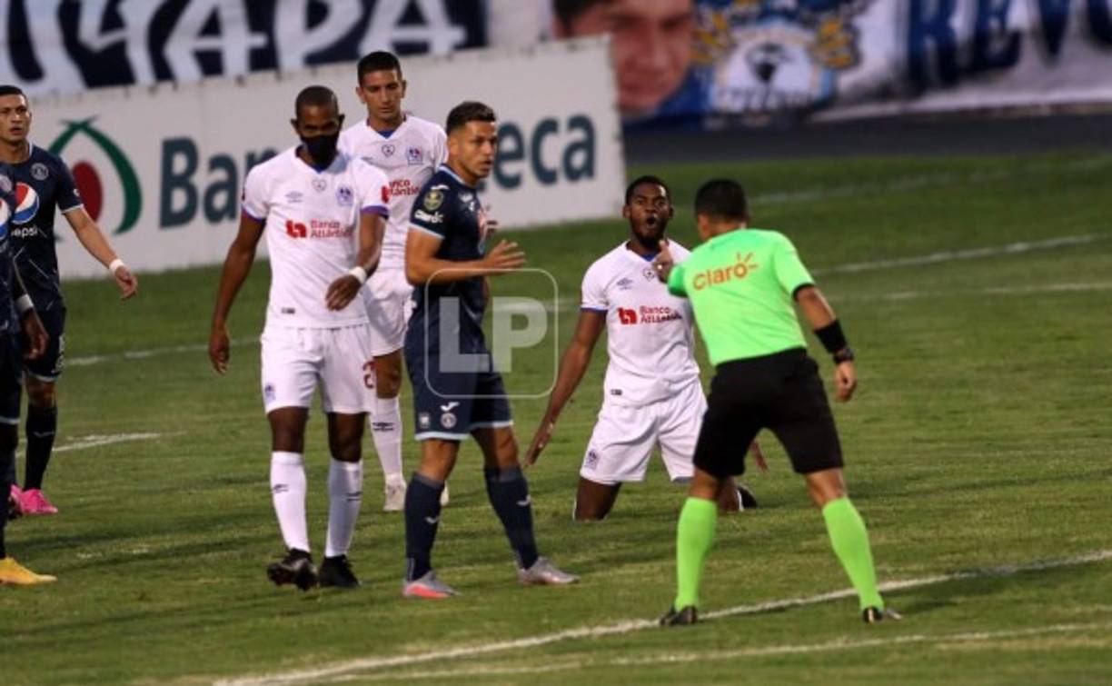 Momento en el que el árbitro Armando Castro pita el penal de Marcelo Santos contra Elvin Casildo.