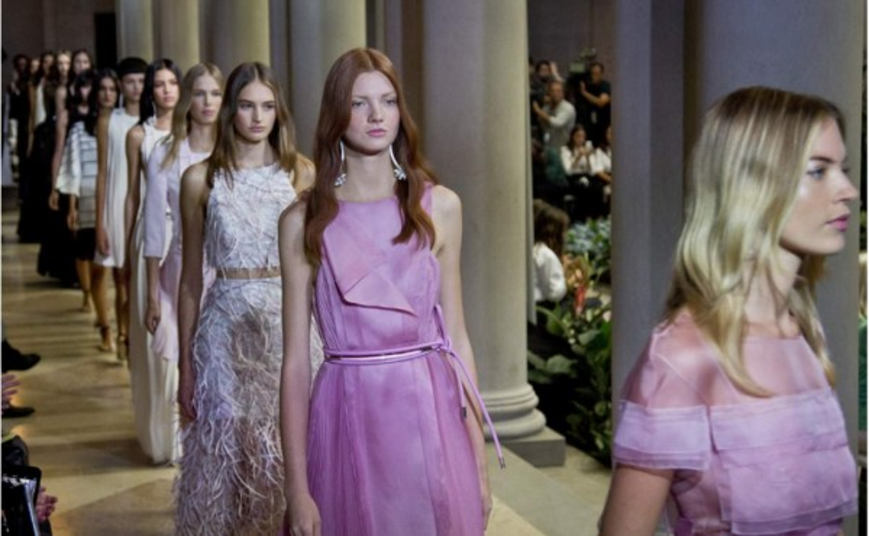 Te invitamos a darle un vistazo a lo nuevo de la célebre Carolina Herrera. Su colección Spring-Summer 2016 estrenada en la New York Fashion Week dejó un grato sabor de boca entre quienes admiran su elegante estilo.