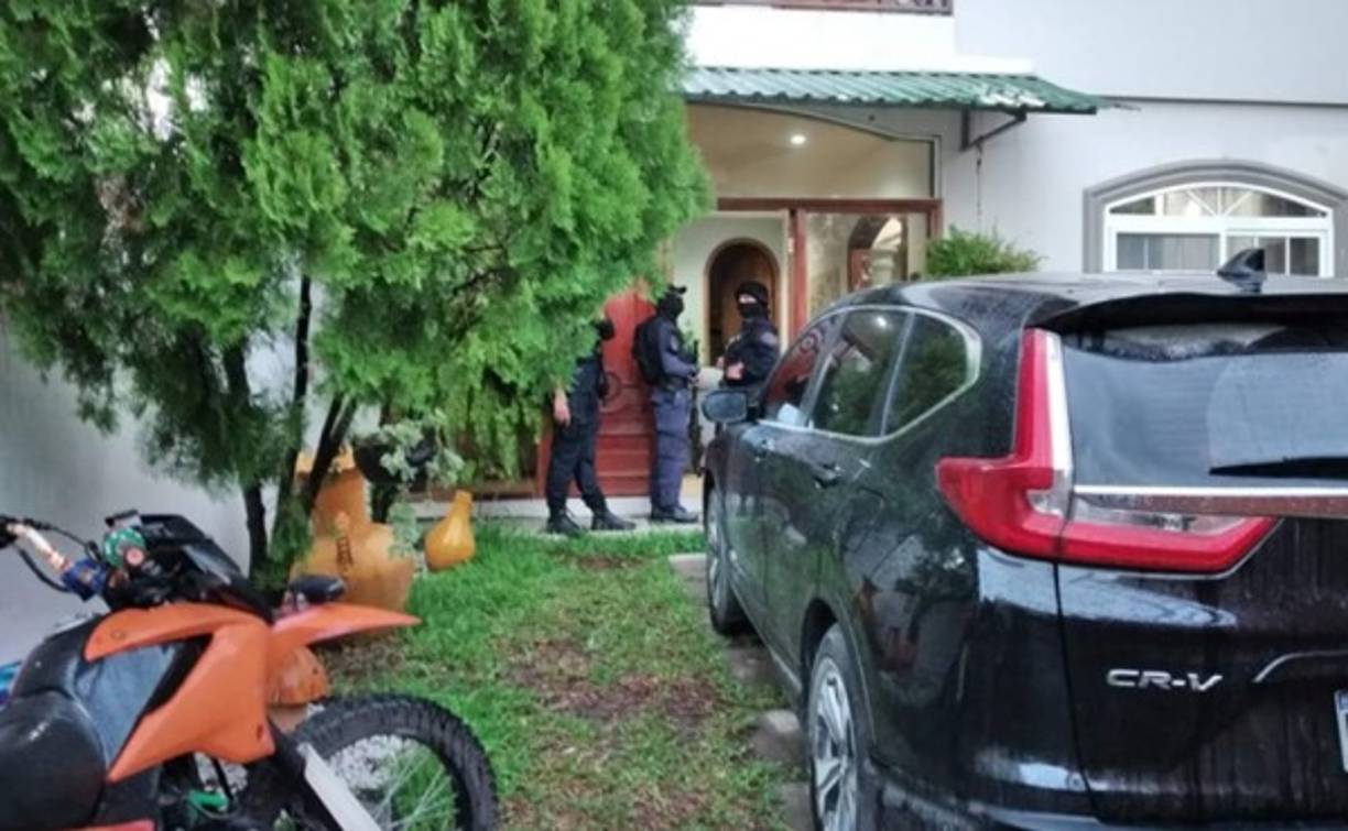 Agentes buscando a José Alfredo Barahona en la colonia Prieto de San Pedro Sula para proceder a capturarlo.