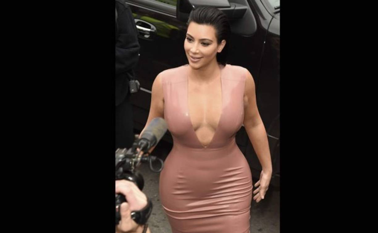 Con un vestido de látex súper ajustado.