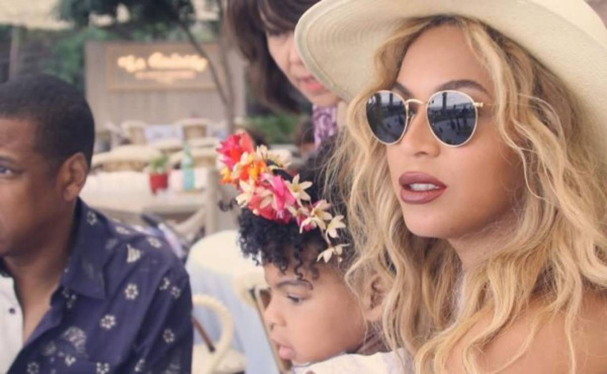 Es por eso que hemos llegado a la conclusión de que no son madre e hija sino que se trata de un clon de la cantante.