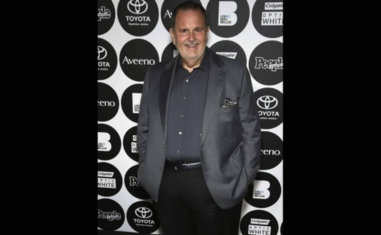 RAÚL DE MOLINA. El presentador de El gordo y la flaca (Univisión) combinó un traje de Bottega Veneta, zapatillas deportivas y un pañuelo de Etro.