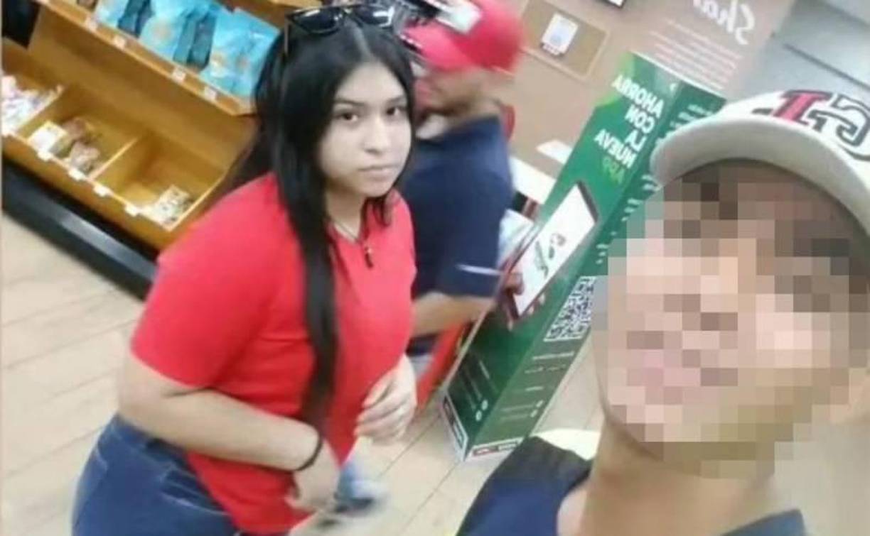 De acuerdo con la versión de la madre de Keiry, tanto Jayro como la pequeña iban hacia donde habían estacionado el carro y justo en el portón de salida estaba un grupo de personas, uno de ello preguntó si eran españolistas, a lo que él asintió que sí con la cabeza.