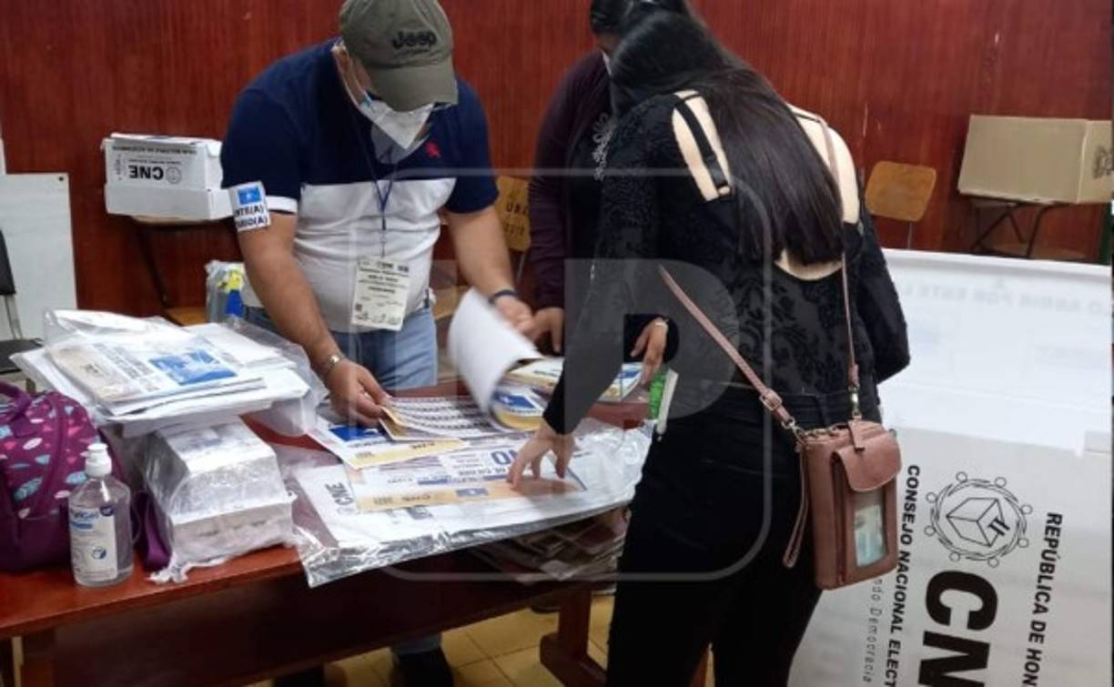 En centros de votación como Unah-vs en San Pedro Sula, integrantes de las Mesas Receptoras del Partido Nacional preparan las papeletas de votación desde temprano.