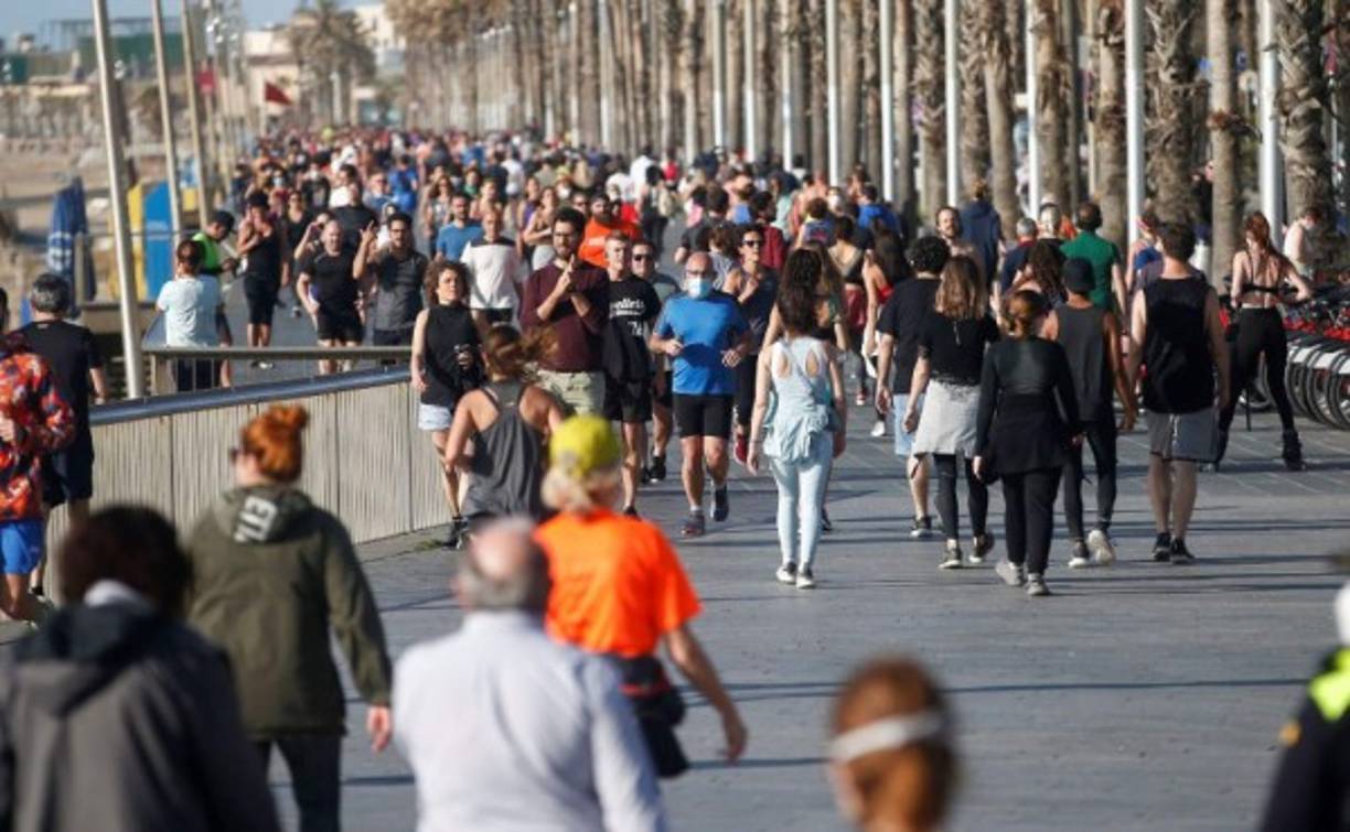 El número de muertos diarios permaneció por debajo de los 300 por tercer día consecutivo, con 276, para un balance total de 25,100 fallecidos, según las cifras divulgadas este sábado por el ministerio de Sanidad.