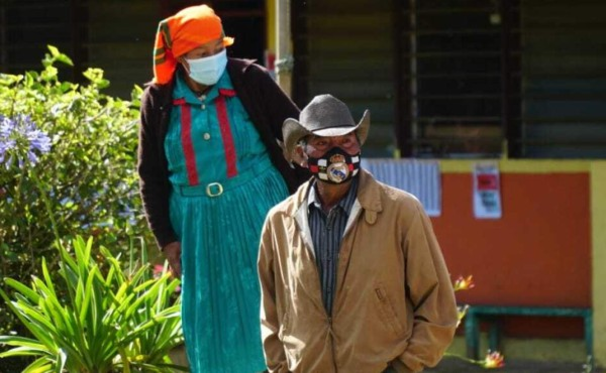 Este señor luce una mascarilla del Real Madrid, así bien protegido llegó a las urnas.