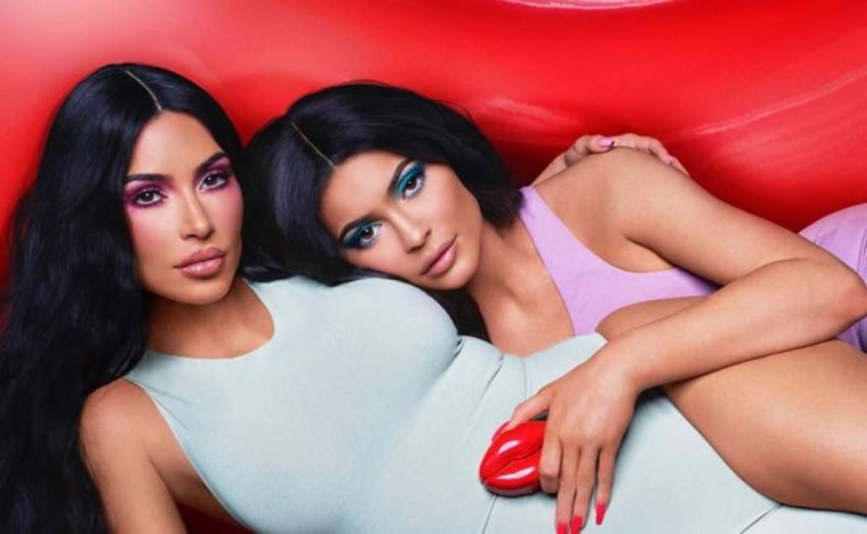 El nuevo error de edición del equipo de la Kardahian no es evidente a simple vista, pero con tantos ojos viendo sus publicaciones era de esperarse que saliera a la luz en cualquier momento.<br/><br/>El 'photoshop fail' se produjo en un foto para su uno de sus nuevos perfumes, en donde aparece acompañada de su hermana menor Kyle Jenner.<br/>