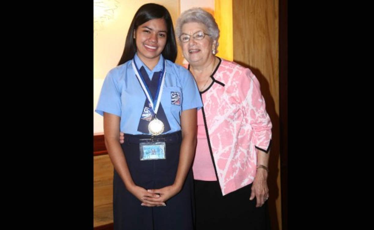 Hillary Gisselle Paz Amador, la nueva Citizen 2017, junto a la invitada de honor Martha Larach de Canahuati.
